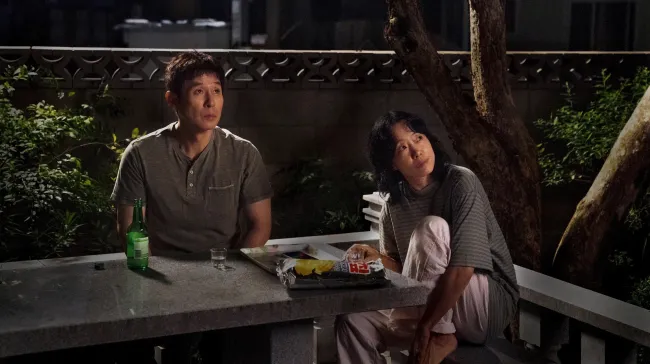Possible Love (Clì gu D) Sul Kyung-gu mar Ho-seok, Jeon Do-yeon mar Mi-ok ann an Possible Love Cr. Joo Jae-bum/Netflix © 2026
