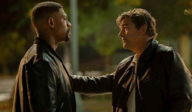 Aaron Pierre agus Kyle Chandler ann an 'Lanterns' Episode 8, a 'chuairt dheireannach, mar Iain Stiùbhart agus Hal Jordan