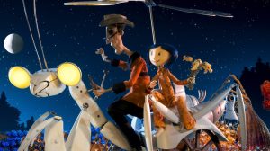 CORALINE, bhon taobh chlì: Athair eile (guth: Iain Hodgman), Coraline (guth: Dakota Fanning), 2009. ©Feartan Fòcais/Cruinneachadh le cead Everett
