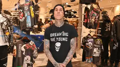Travis Barker reveals bloody hand injury