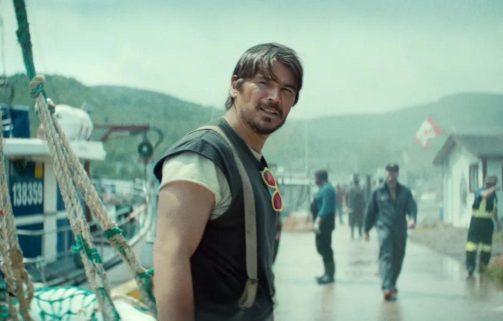 Josh Hartnett below