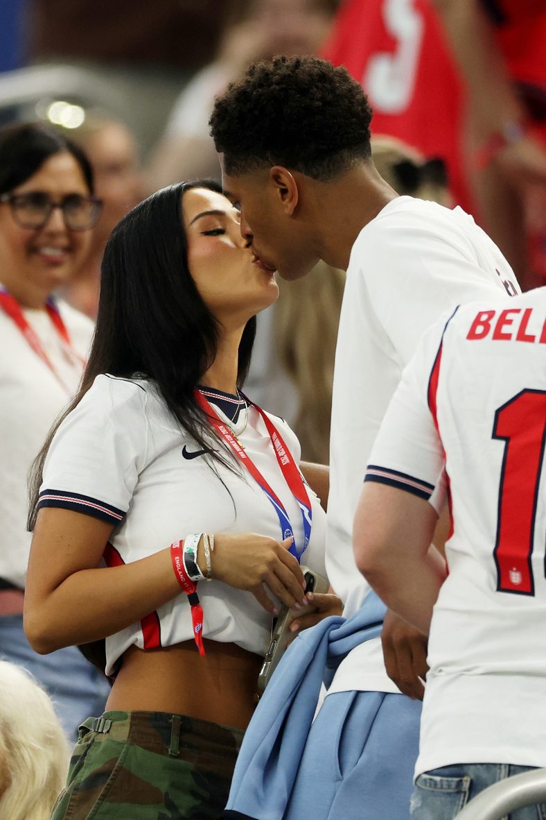 Ashlyn Castro and Jude Bellingham share a kiss during England's match against Croatia at the FIFA World Cup