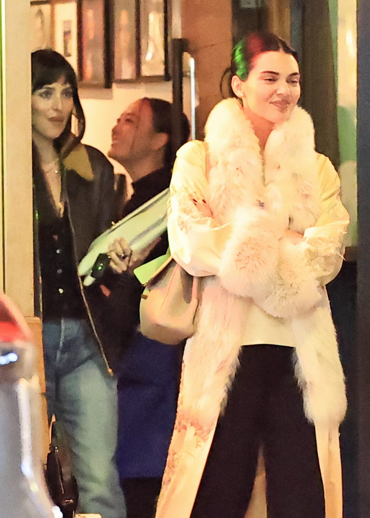 Kendall Jenner agus Dakota Johnson a’ coiseachd taobh ri taobh às deidh dinnear ann an Los Angeles air 25 Dàmhair, 2026