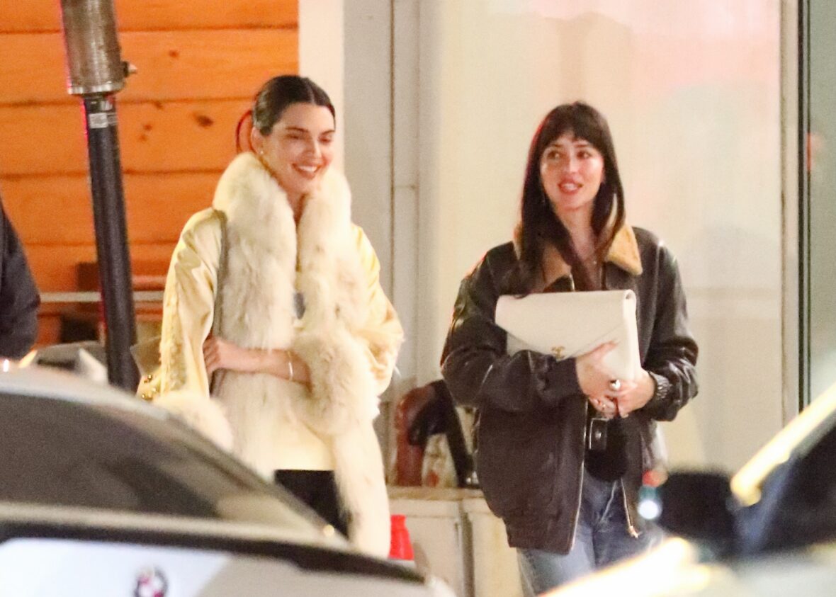 Kendall Jenner agus Dakota Johnson a’ coiseachd taobh ri taobh às deidh dinnear ann an Los Angeles air 25 Dàmhair, 2026
