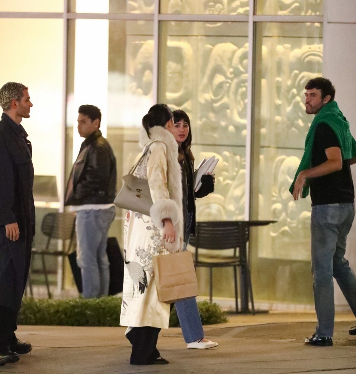 Kendall Jenner agus Dakota Johnson a’ coiseachd taobh ri taobh às deidh dinnear ann an Los Angeles air 25 Dàmhair, 2026