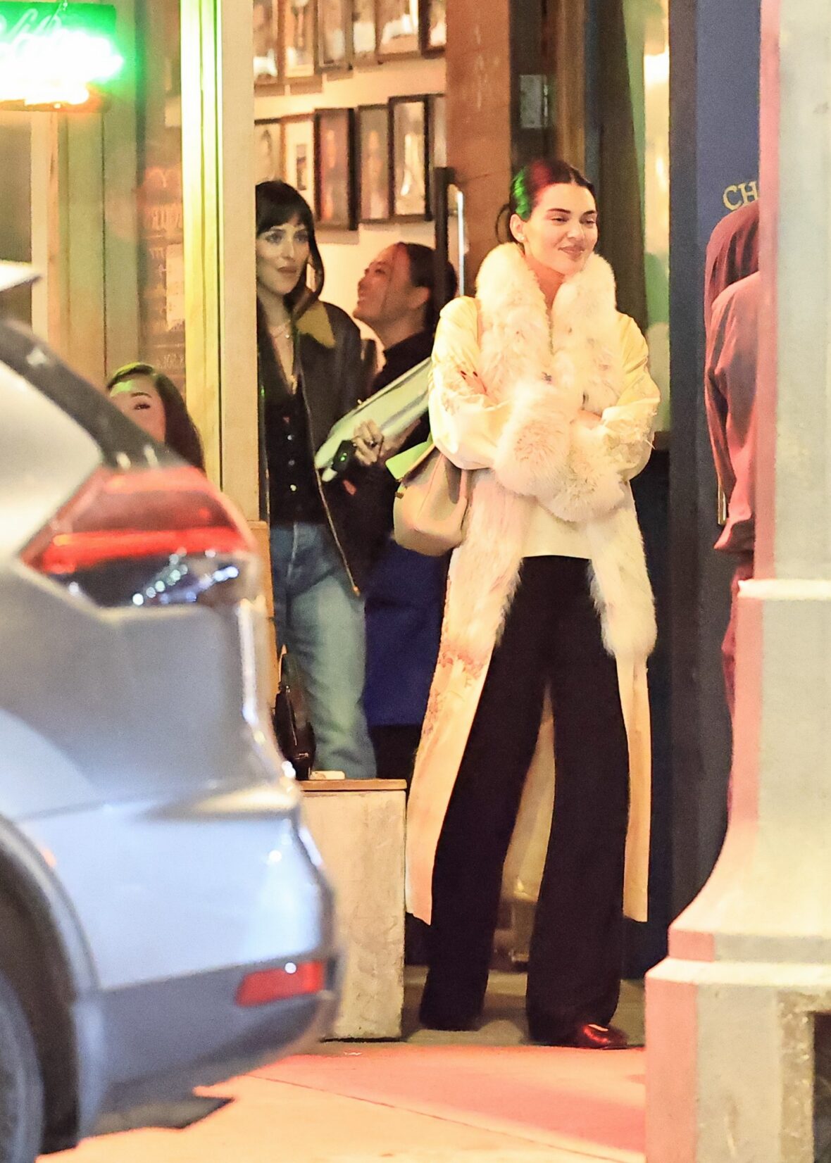 Kendall Jenner agus Dakota Johnson a’ coiseachd taobh ri taobh às deidh dinnear ann an Los Angeles air 25 Dàmhair, 2026