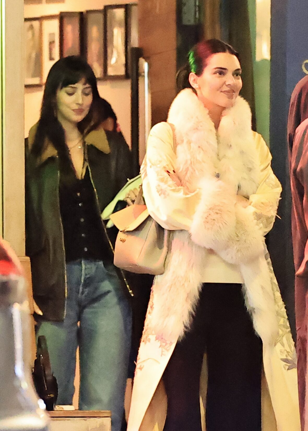 Kendall Jenner agus Dakota Johnson a’ coiseachd taobh ri taobh às deidh dinnear ann an Los Angeles air 25 Dàmhair, 2026