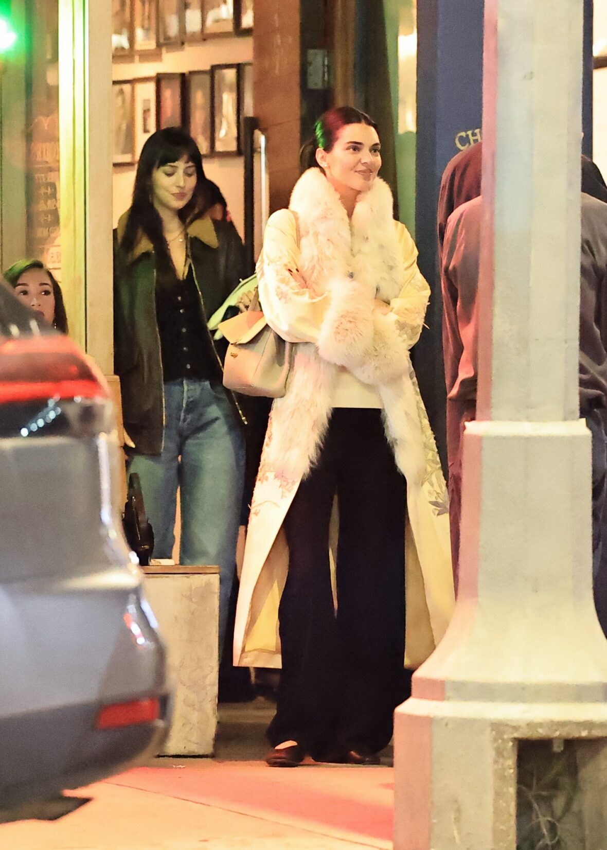 Kendall Jenner agus Dakota Johnson a’ coiseachd taobh ri taobh às deidh dinnear ann an Los Angeles air 25 Dàmhair, 2026