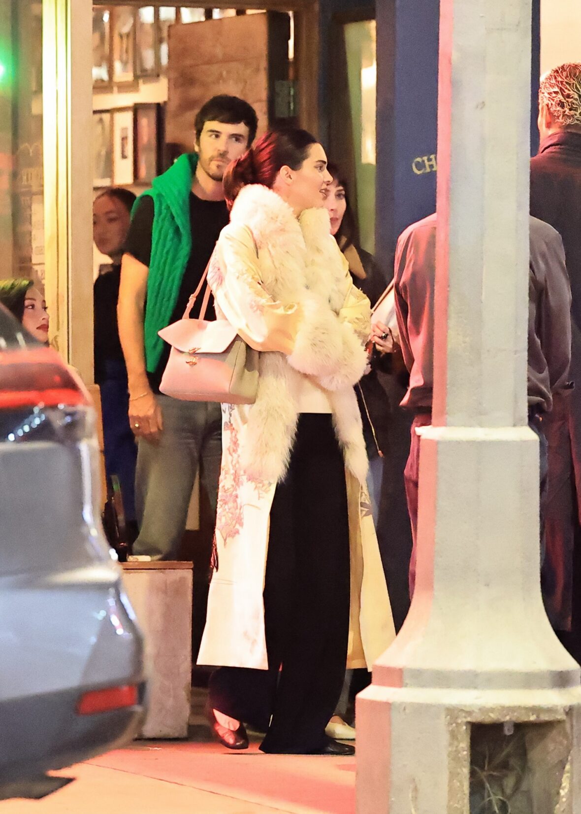 Kendall Jenner agus Dakota Johnson a’ coiseachd taobh ri taobh às deidh dinnear ann an Los Angeles air 25 Dàmhair, 2026