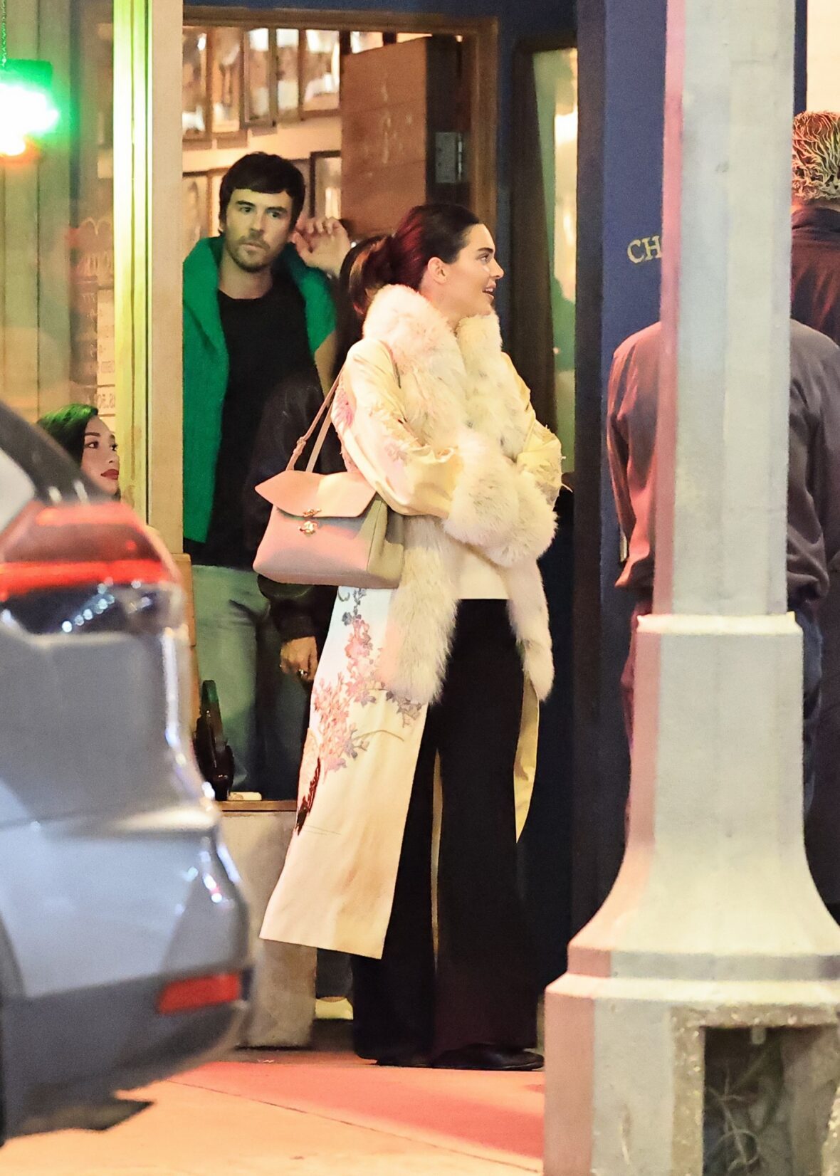 Kendall Jenner agus Dakota Johnson a’ coiseachd taobh ri taobh às deidh dinnear ann an Los Angeles air 25 Dàmhair, 2026