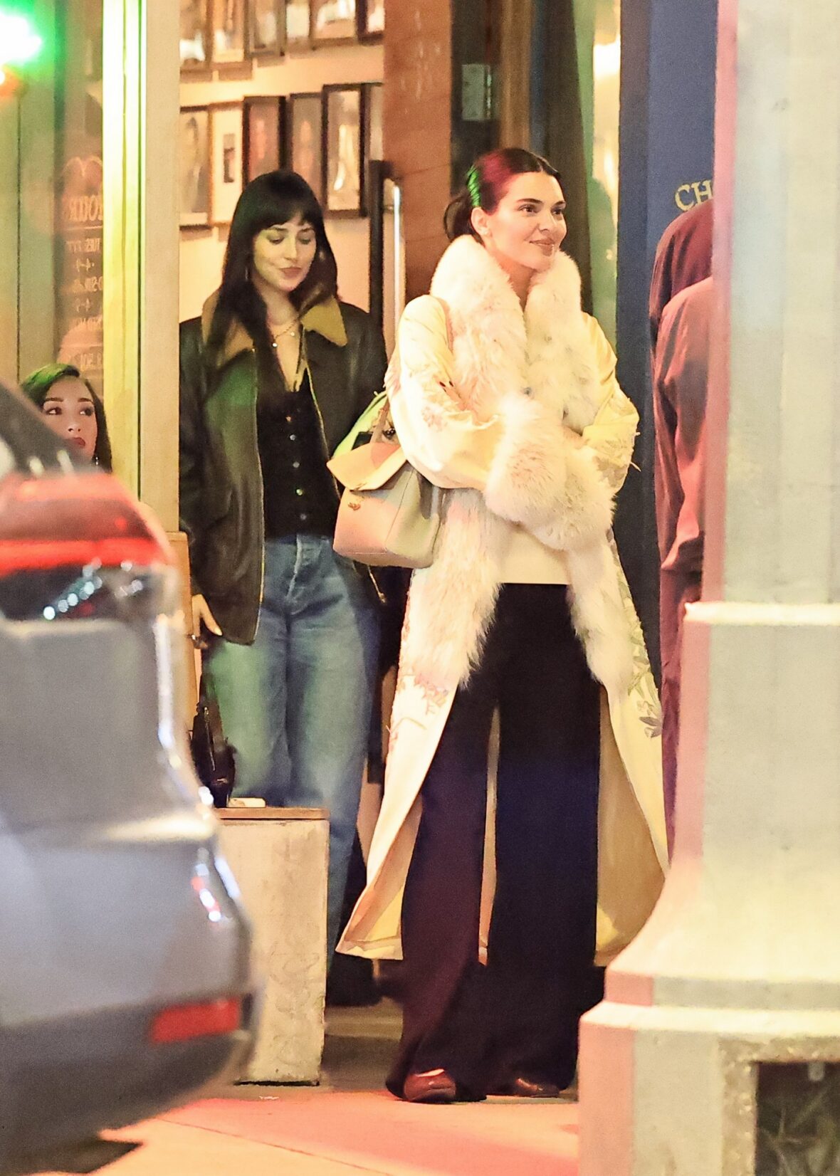 Kendall Jenner agus Dakota Johnson a’ coiseachd taobh ri taobh às deidh dinnear ann an Los Angeles air 25 Dàmhair, 2026