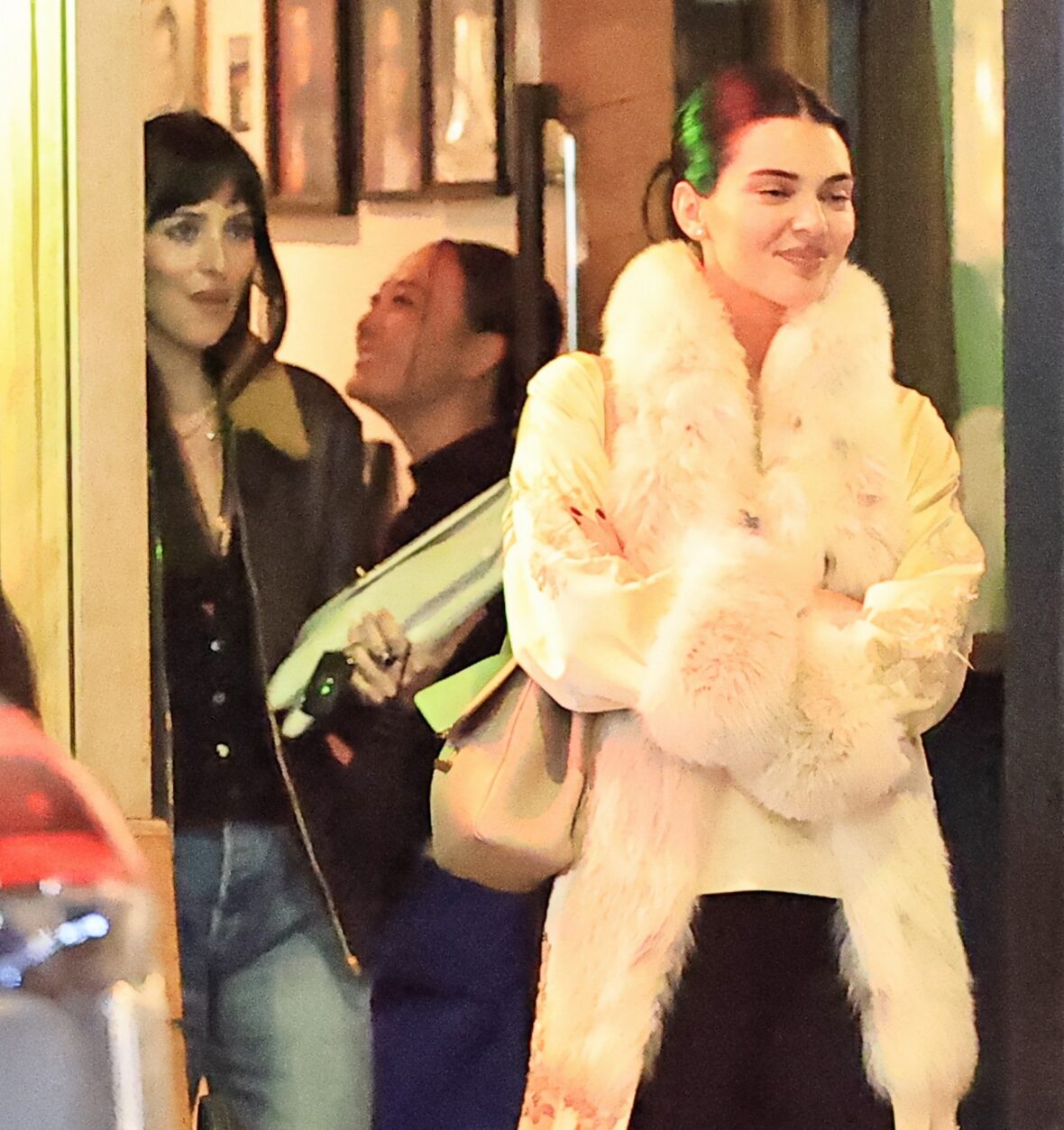 Kendall Jenner agus Dakota Johnson a’ coiseachd taobh ri taobh às deidh dinnear ann an Los Angeles air 25 Dàmhair, 2026