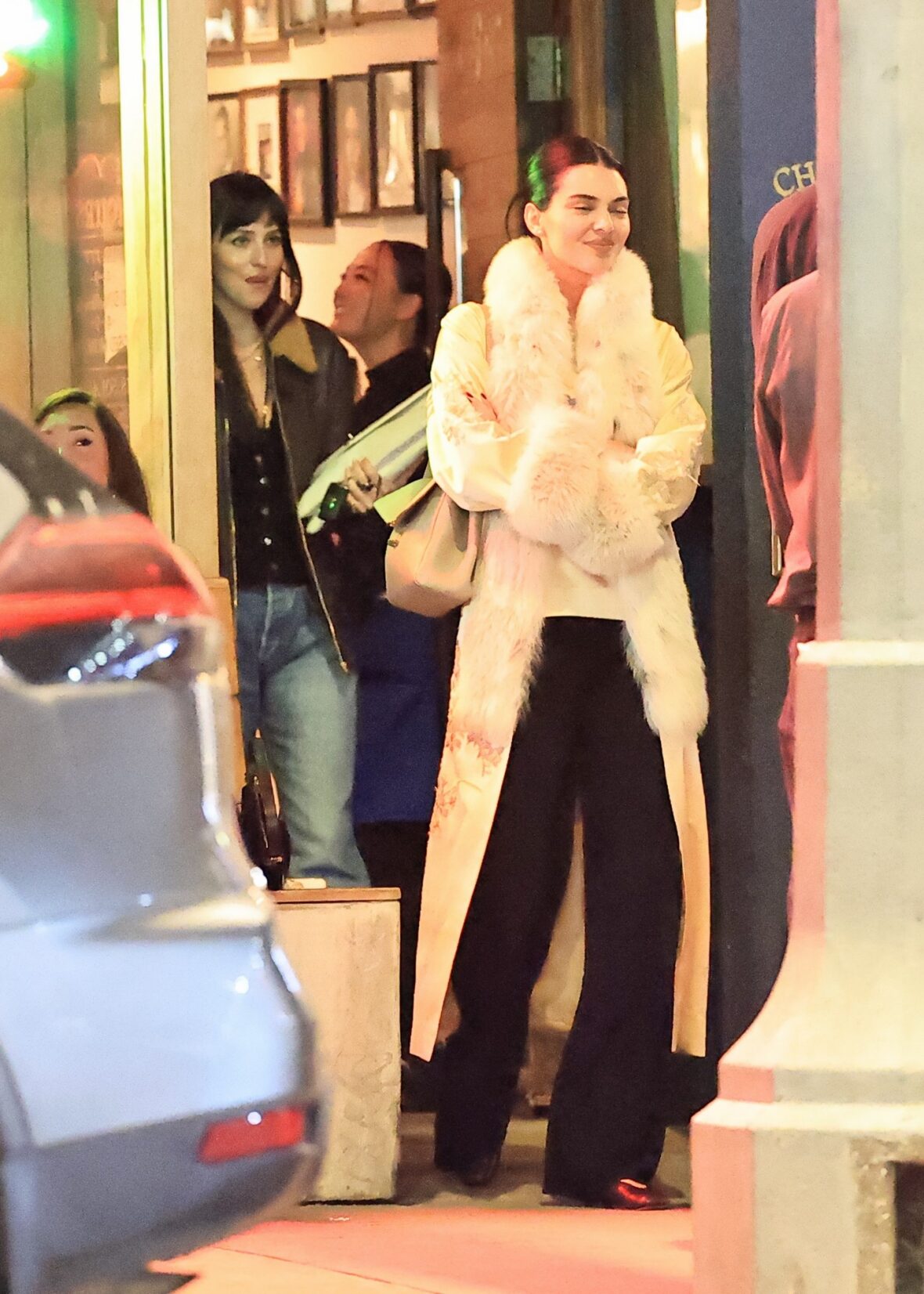 Kendall Jenner agus Dakota Johnson a’ coiseachd taobh ri taobh às deidh dinnear ann an Los Angeles air 25 Dàmhair, 2026