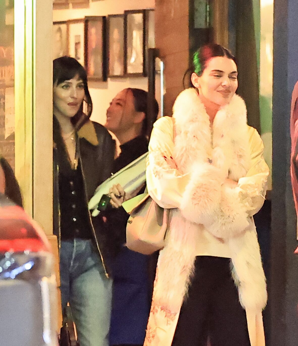 Kendall Jenner agus Dakota Johnson a’ coiseachd taobh ri taobh às deidh dinnear ann an Los Angeles air 25 Dàmhair, 2026