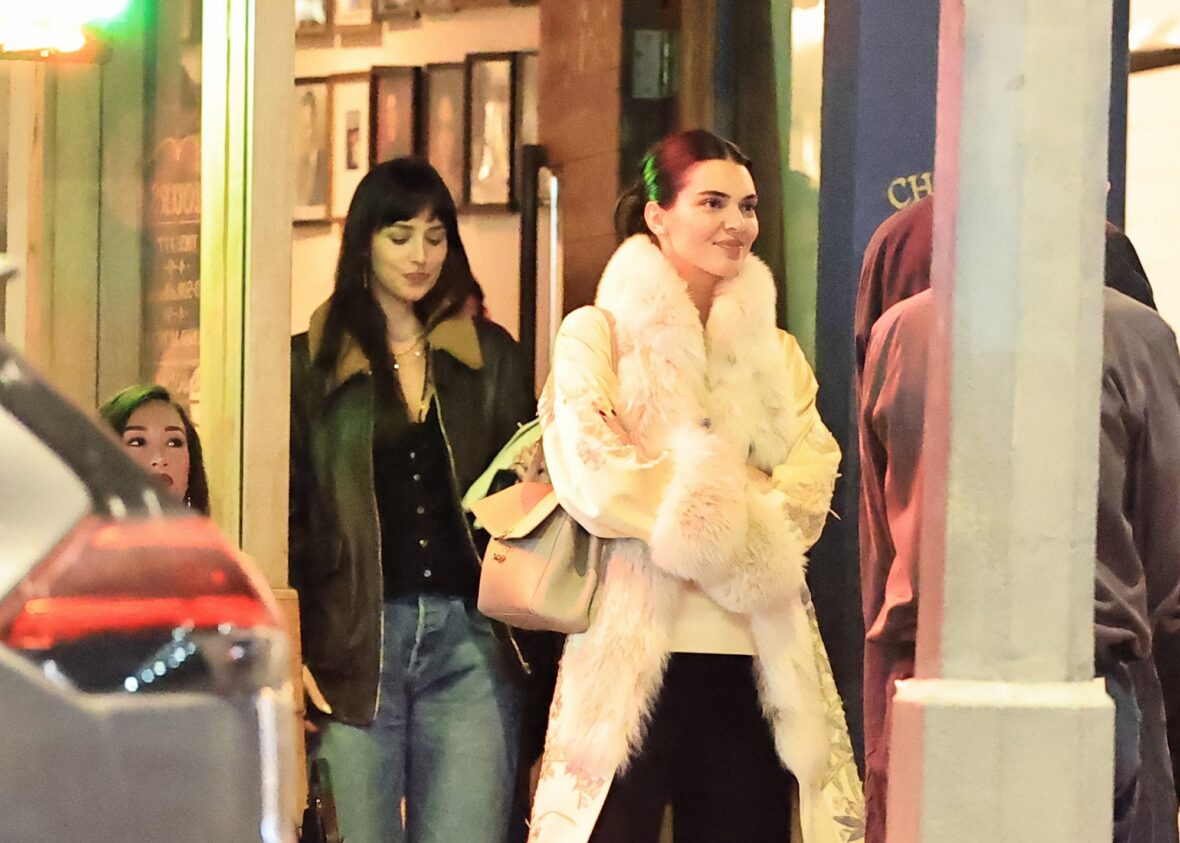 Kendall Jenner agus Dakota Johnson a’ coiseachd taobh ri taobh às deidh dinnear ann an Los Angeles air 25 Dàmhair, 2026