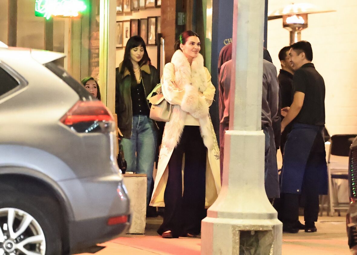 Kendall Jenner agus Dakota Johnson a’ coiseachd taobh ri taobh às deidh dinnear ann an Los Angeles air 25 Dàmhair, 2026