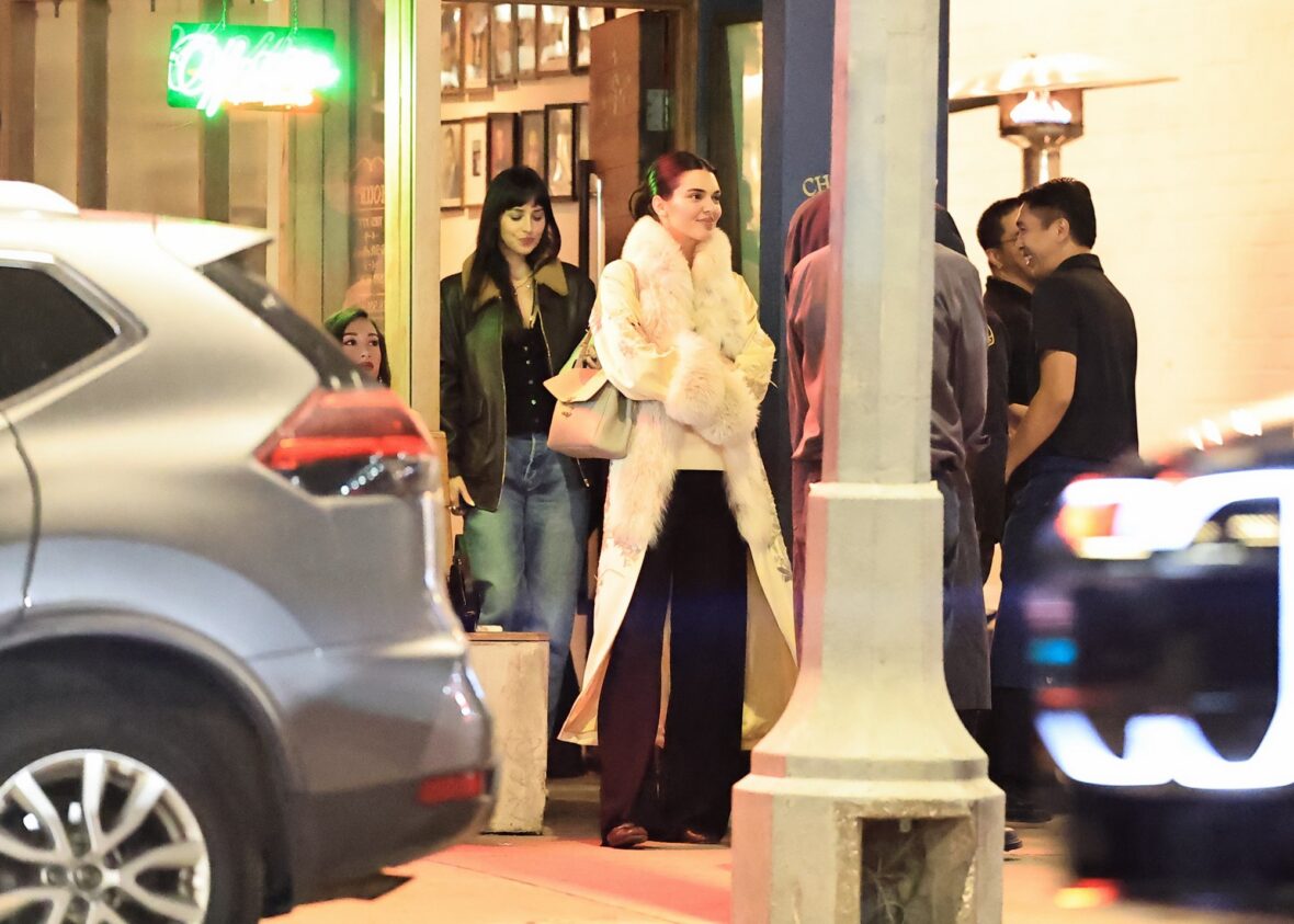 Kendall Jenner agus Dakota Johnson a’ coiseachd taobh ri taobh às deidh dinnear ann an Los Angeles air 25 Dàmhair, 2026