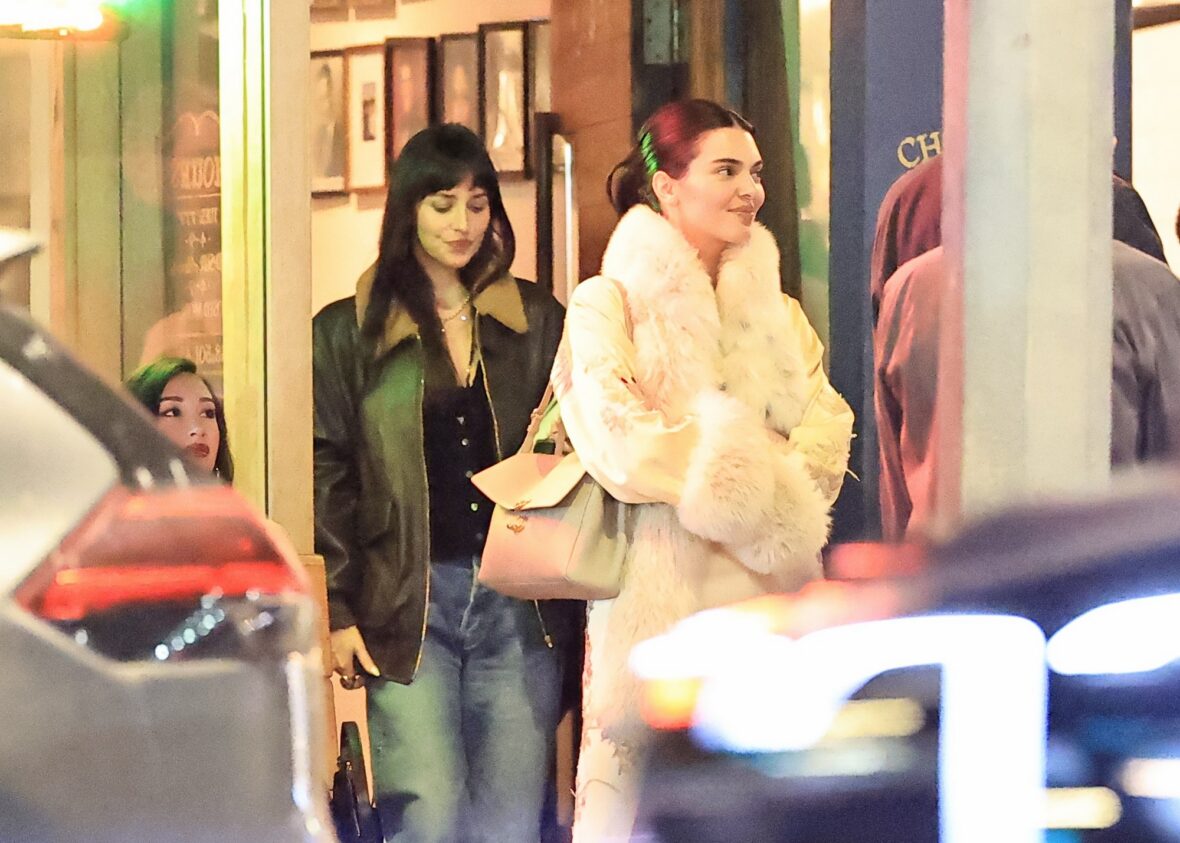 Kendall Jenner agus Dakota Johnson a’ coiseachd taobh ri taobh às deidh dinnear ann an Los Angeles air 25 Dàmhair, 2026