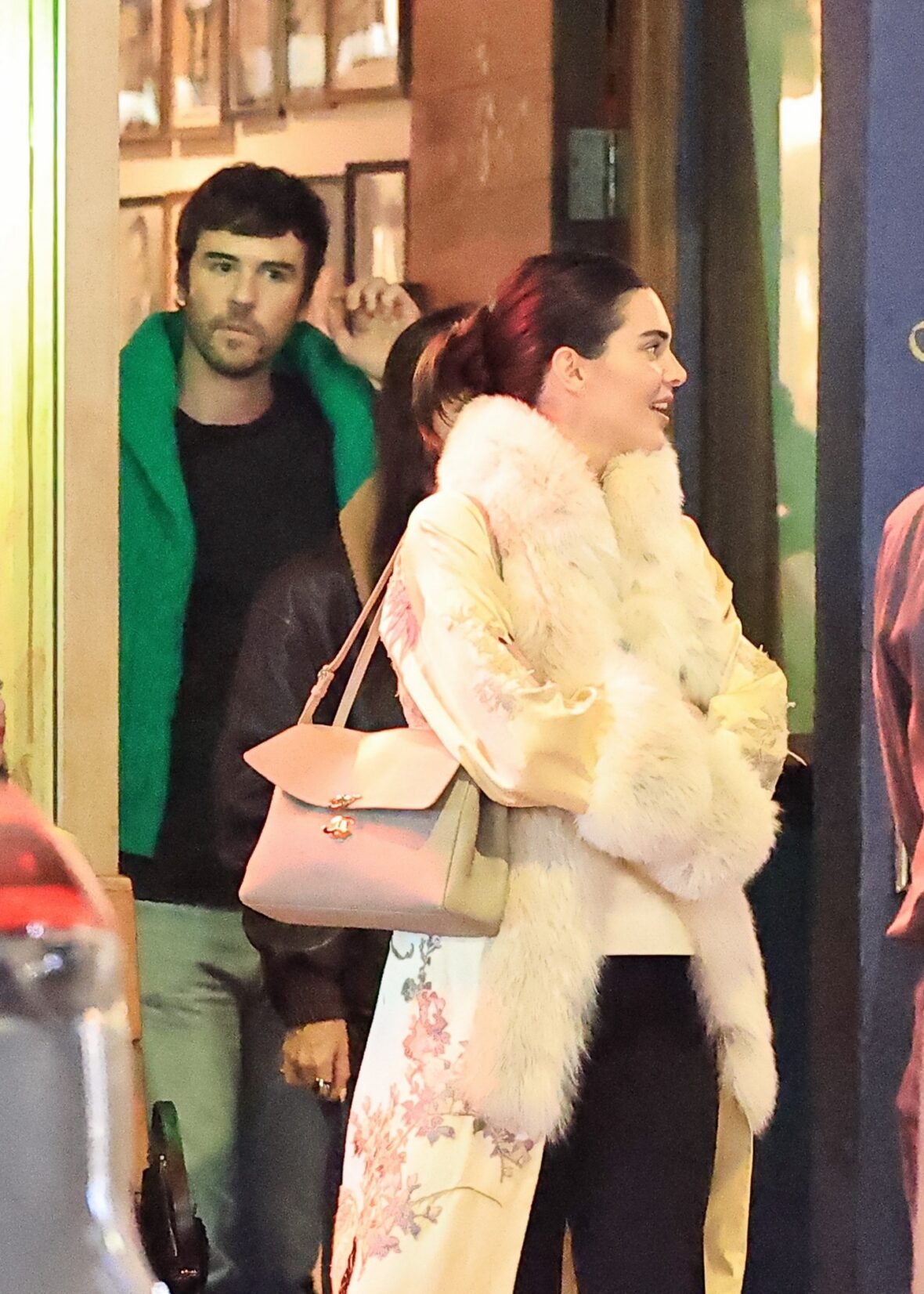 Kendall Jenner agus Dakota Johnson a’ coiseachd taobh ri taobh às deidh dinnear ann an Los Angeles air 25 Dàmhair, 2026