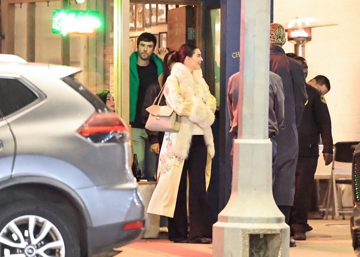 Kendall Jenner agus Dakota Johnson a’ coiseachd taobh ri taobh às deidh dinnear ann an Los Angeles air 25 Dàmhair, 2026