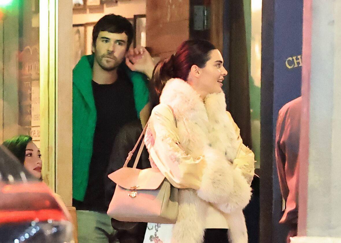 Kendall Jenner agus Dakota Johnson a’ coiseachd taobh ri taobh às deidh dinnear ann an Los Angeles air 25 Dàmhair, 2026
