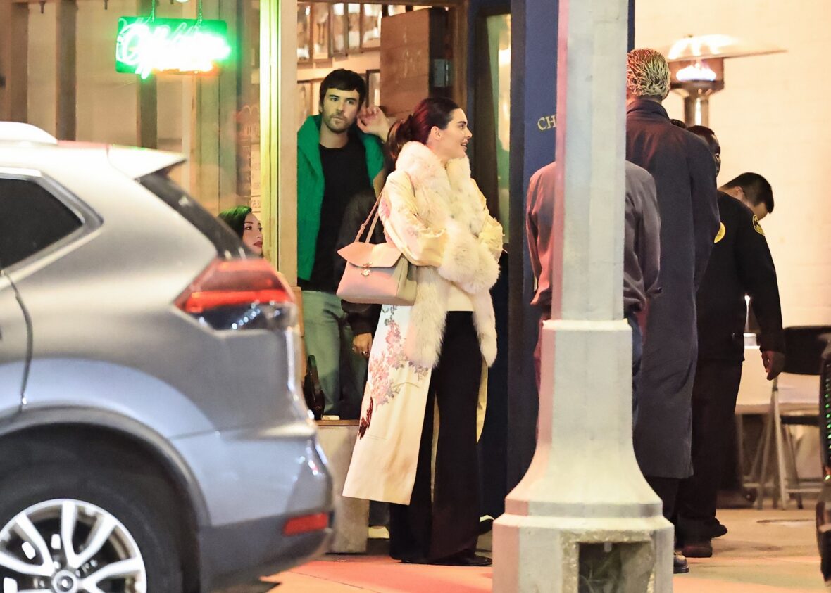 Kendall Jenner agus Dakota Johnson a’ coiseachd taobh ri taobh às deidh dinnear ann an Los Angeles air 25 Dàmhair, 2026