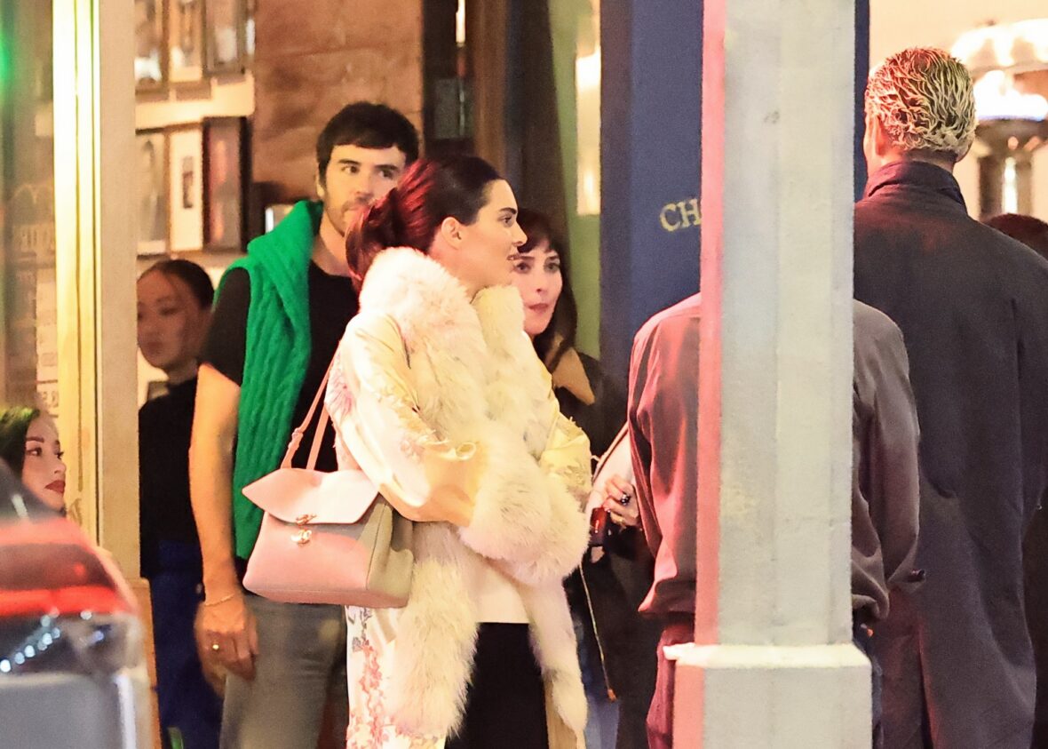 Kendall Jenner agus Dakota Johnson a’ coiseachd taobh ri taobh às deidh dinnear ann an Los Angeles air 25 Dàmhair, 2026