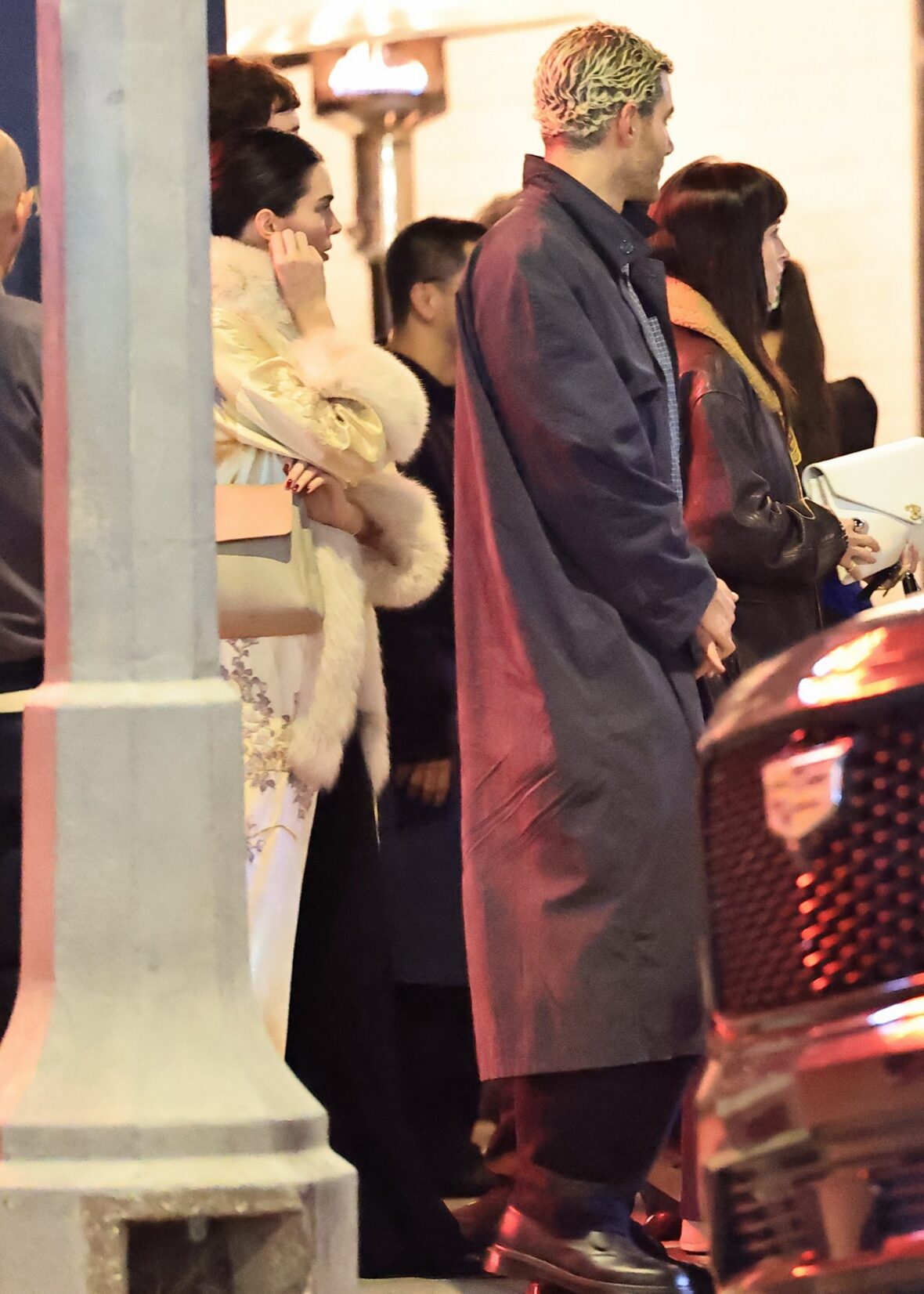 Kendall Jenner agus Dakota Johnson a’ coiseachd taobh ri taobh às deidh dinnear ann an Los Angeles air 25 Dàmhair, 2026