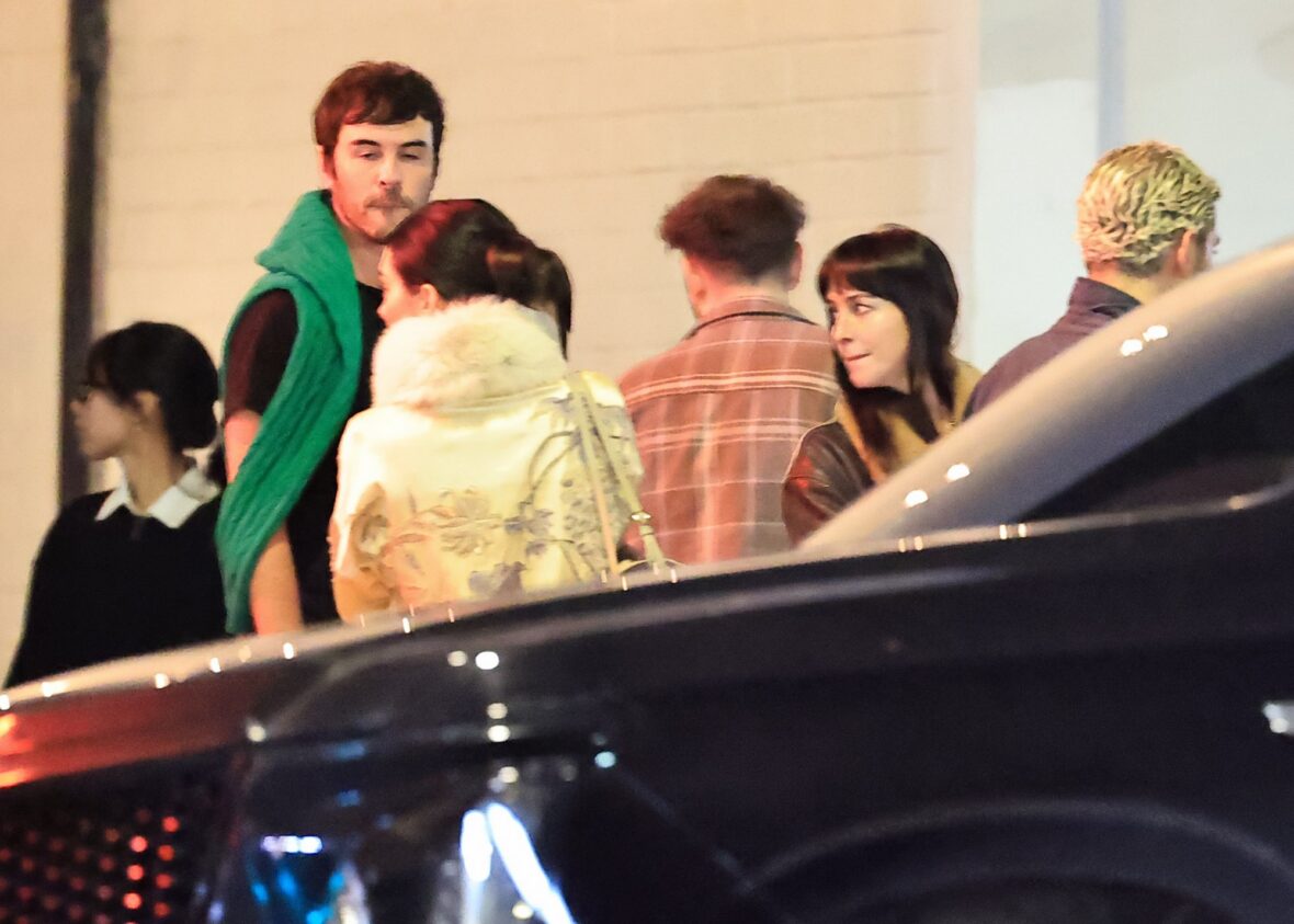 Kendall Jenner agus Dakota Johnson a’ coiseachd taobh ri taobh às deidh dinnear ann an Los Angeles air 25 Dàmhair, 2026