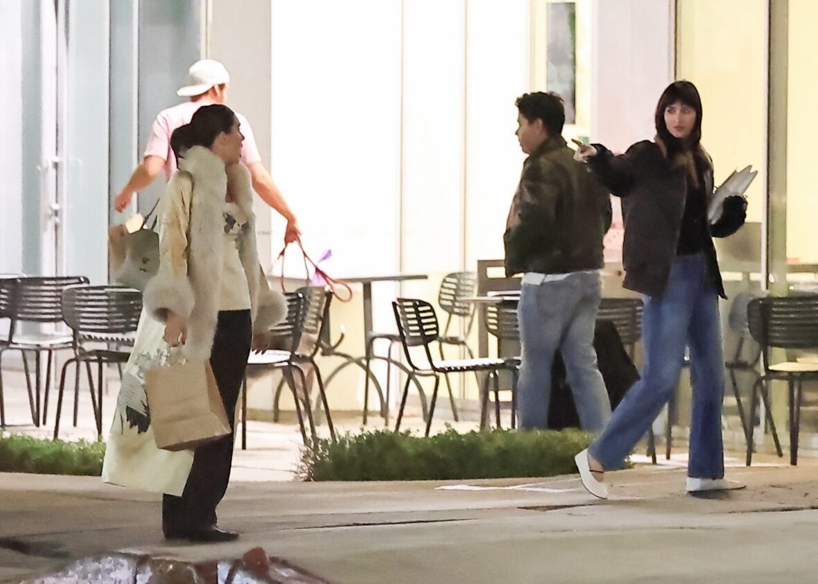 Kendall Jenner agus Dakota Johnson a’ coiseachd taobh ri taobh às deidh dinnear ann an Los Angeles air 25 Dàmhair, 2026
