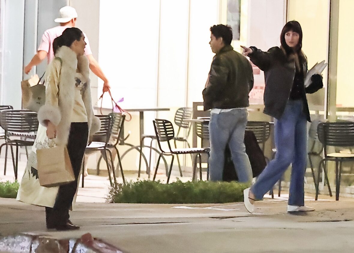 Kendall Jenner agus Dakota Johnson a’ coiseachd taobh ri taobh às deidh dinnear ann an Los Angeles air 25 Dàmhair, 2026