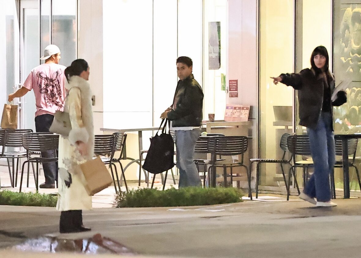Kendall Jenner agus Dakota Johnson a’ coiseachd taobh ri taobh às deidh dinnear ann an Los Angeles air 25 Dàmhair, 2026