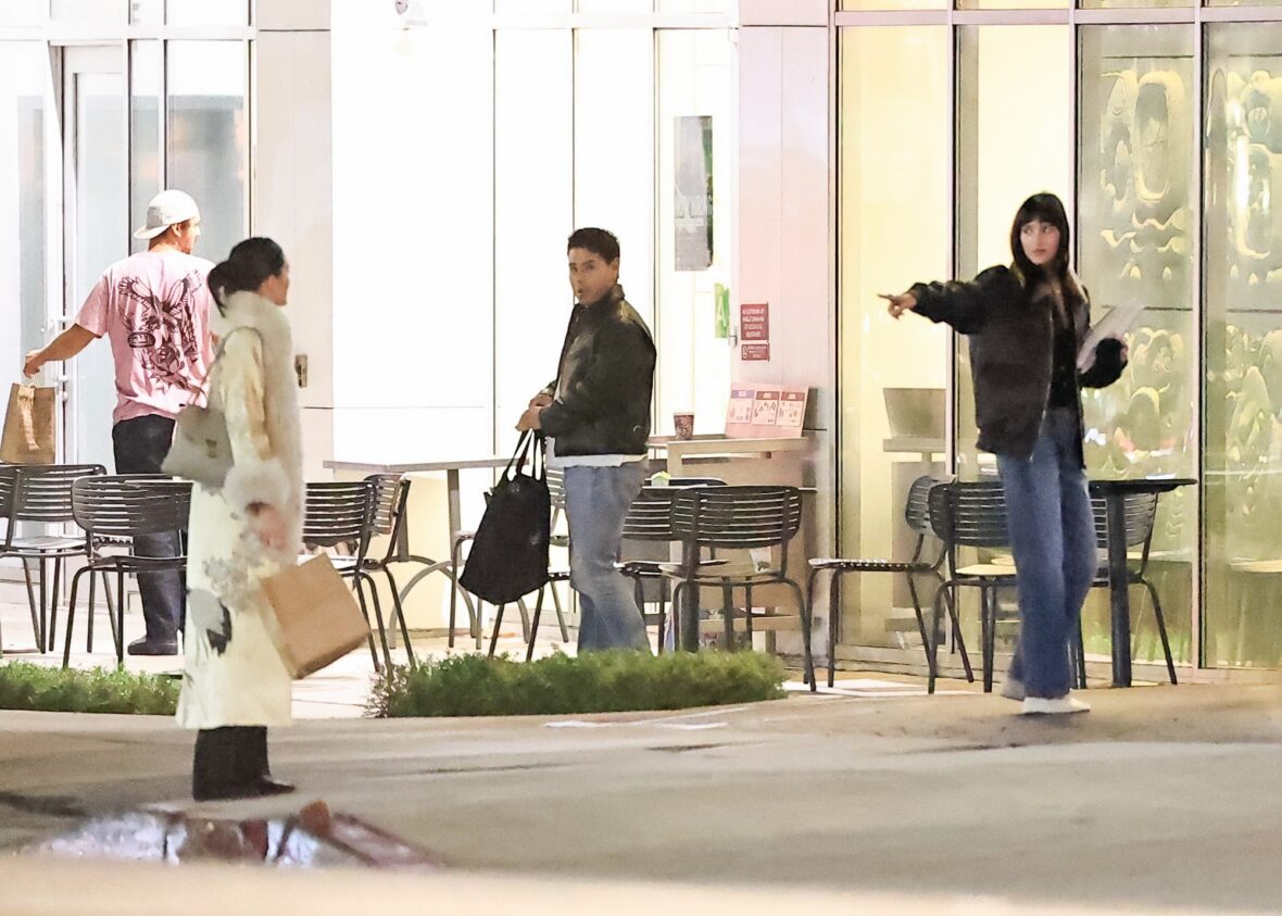 Kendall Jenner agus Dakota Johnson a’ coiseachd taobh ri taobh às deidh dinnear ann an Los Angeles air 25 Dàmhair, 2026