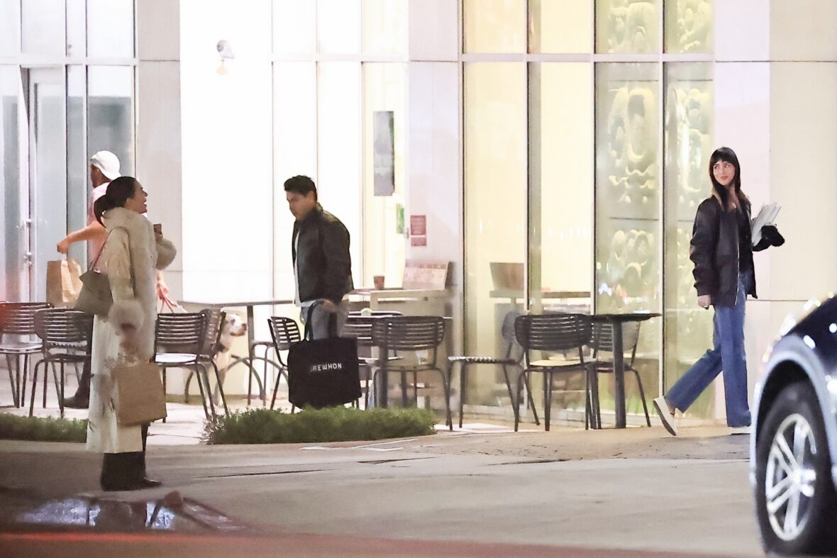 Kendall Jenner agus Dakota Johnson a’ coiseachd taobh ri taobh às deidh dinnear ann an Los Angeles air 25 Dàmhair, 2026