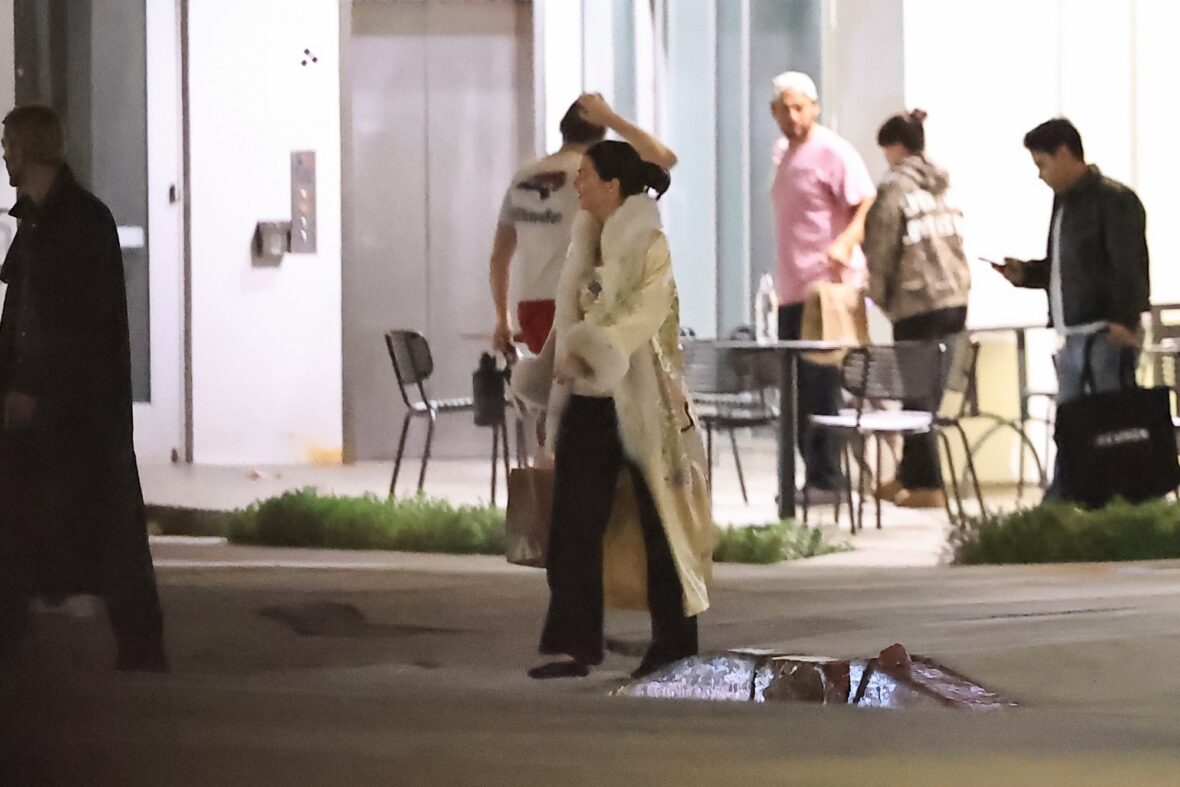 Kendall Jenner agus Dakota Johnson a’ coiseachd taobh ri taobh às deidh dinnear ann an Los Angeles air 25 Dàmhair, 2026