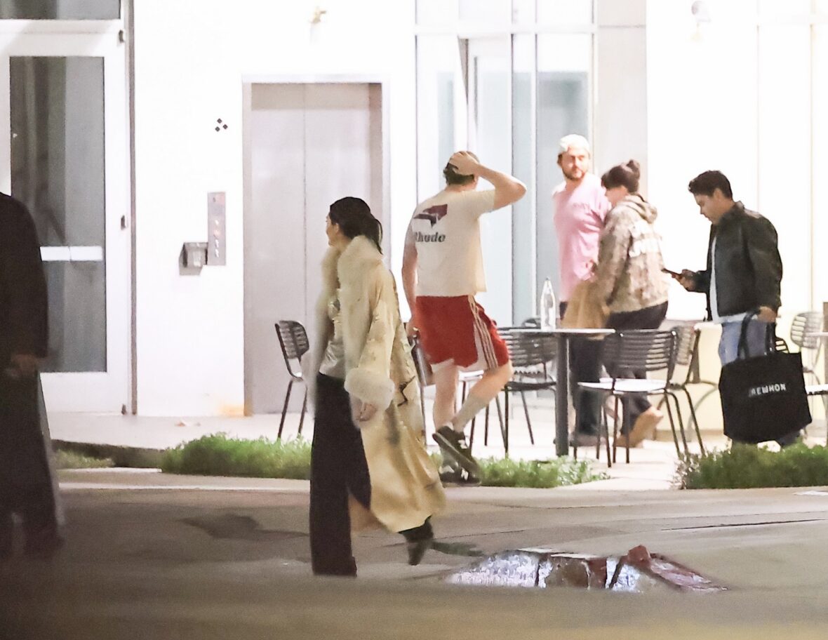 Kendall Jenner agus Dakota Johnson a’ coiseachd taobh ri taobh às deidh dinnear ann an Los Angeles air 25 Dàmhair, 2026
