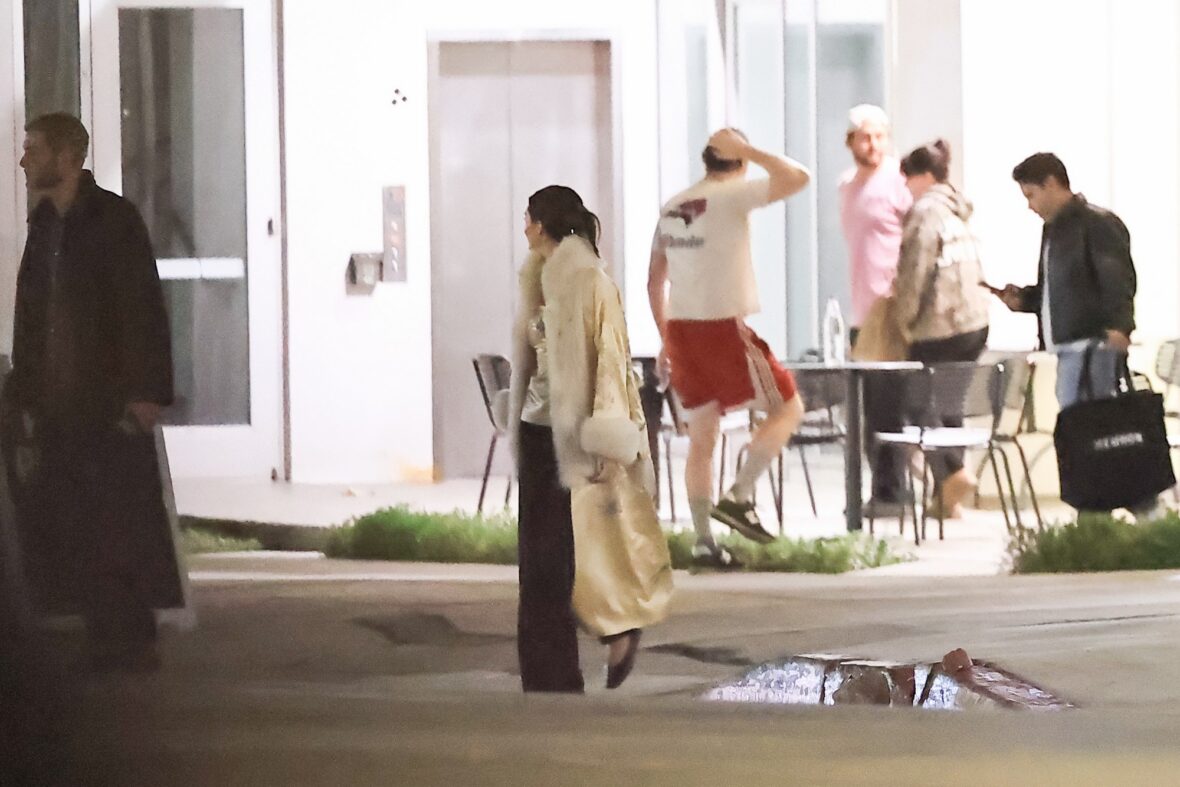 Kendall Jenner agus Dakota Johnson a’ coiseachd taobh ri taobh às deidh dinnear ann an Los Angeles air 25 Dàmhair, 2026