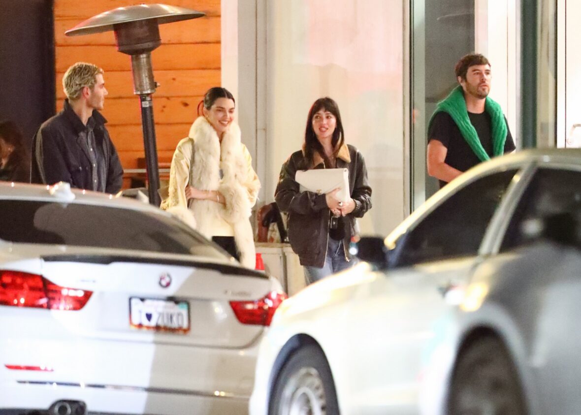 Kendall Jenner agus Dakota Johnson a’ coiseachd taobh ri taobh às deidh dinnear ann an Los Angeles air 25 Dàmhair, 2026