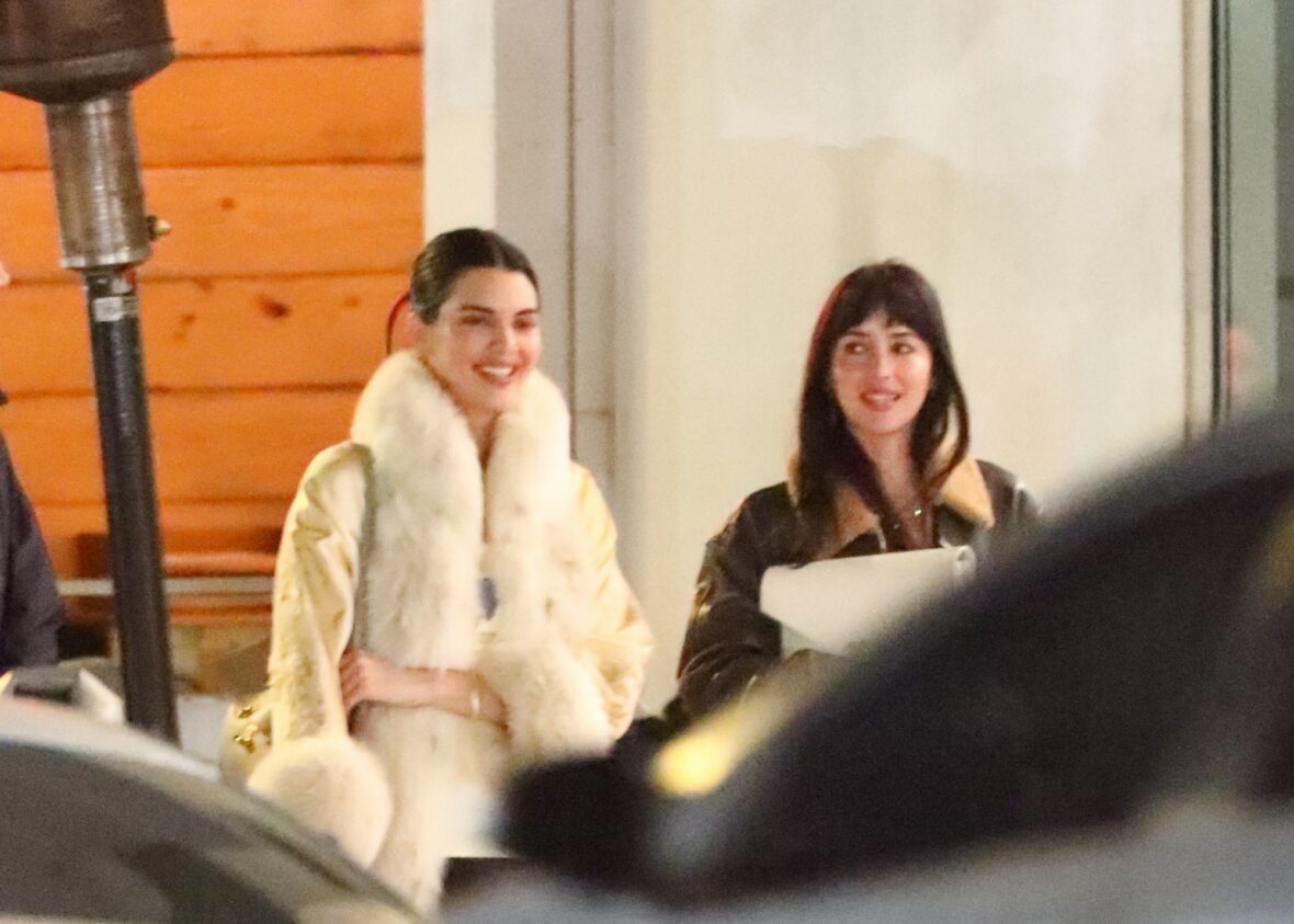 Kendall Jenner agus Dakota Johnson a’ coiseachd taobh ri taobh às deidh dinnear ann an Los Angeles air 25 Dàmhair, 2026
