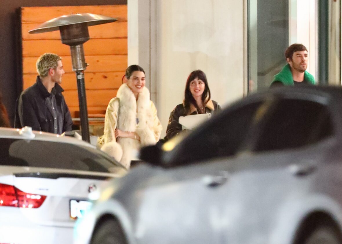 Kendall Jenner agus Dakota Johnson a’ coiseachd taobh ri taobh às deidh dinnear ann an Los Angeles air 25 Dàmhair, 2026