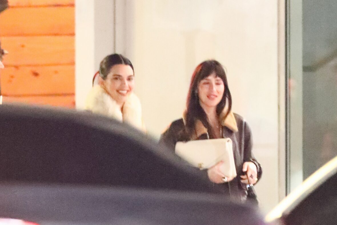 Kendall Jenner agus Dakota Johnson a’ coiseachd taobh ri taobh às deidh dinnear ann an Los Angeles air 25 Dàmhair, 2026