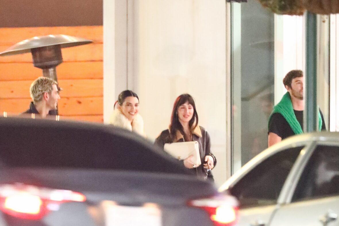 Kendall Jenner agus Dakota Johnson a’ coiseachd taobh ri taobh às deidh dinnear ann an Los Angeles air 25 Dàmhair, 2026