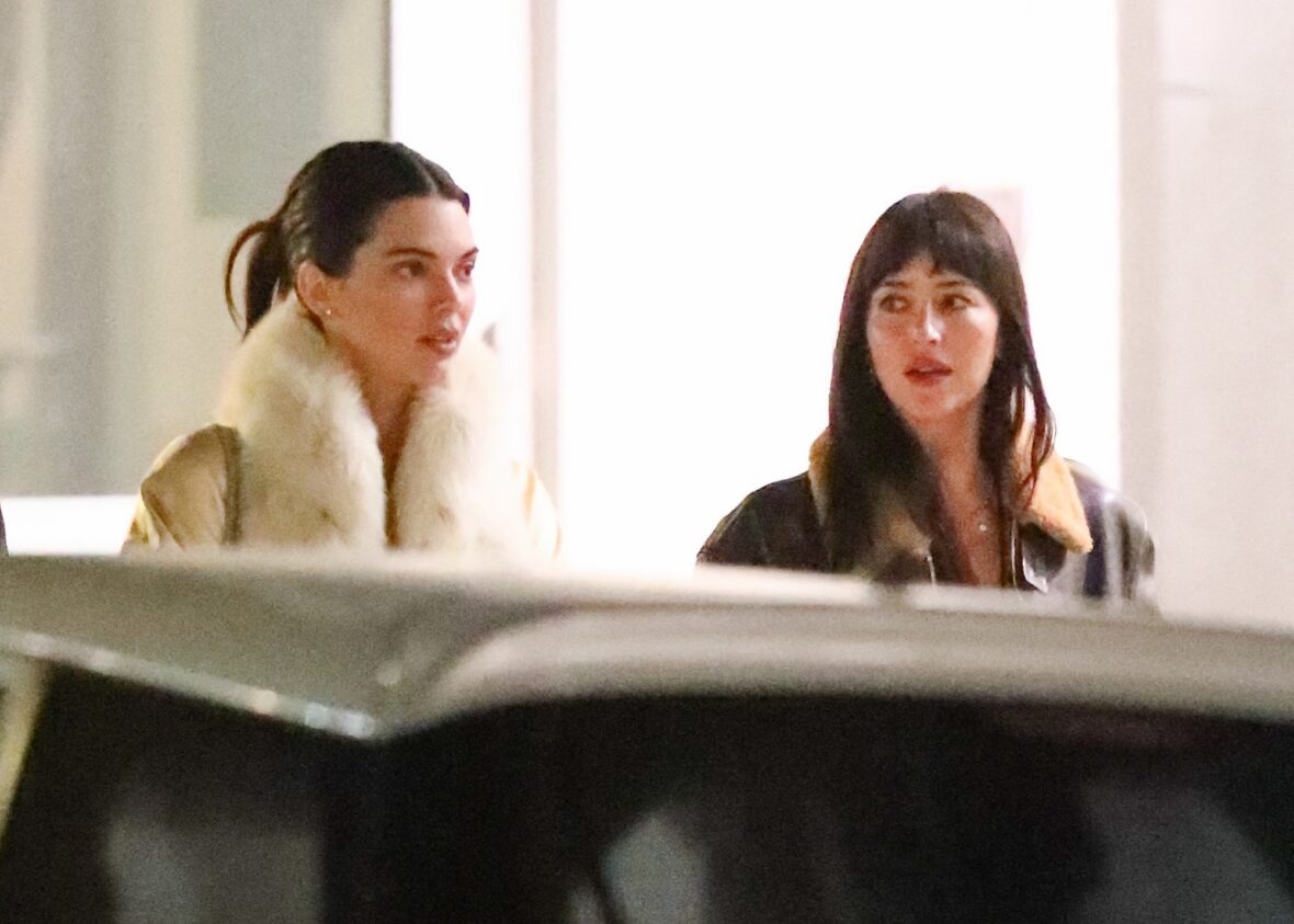 Kendall Jenner agus Dakota Johnson a’ coiseachd taobh ri taobh às deidh dinnear ann an Los Angeles air 25 Dàmhair, 2026
