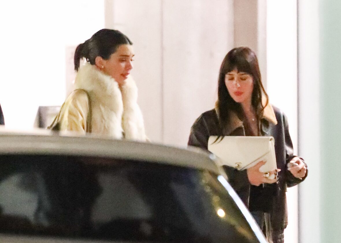 Kendall Jenner agus Dakota Johnson a’ coiseachd taobh ri taobh às deidh dinnear ann an Los Angeles air 25 Dàmhair, 2026