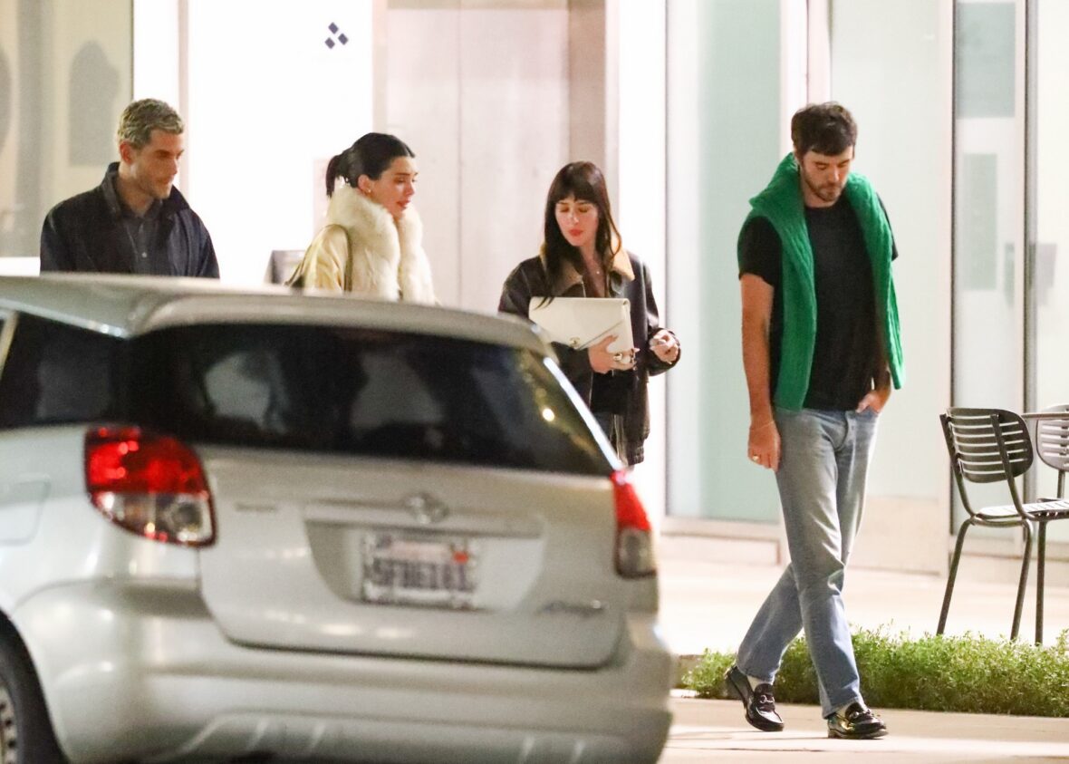 Kendall Jenner agus Dakota Johnson a’ coiseachd taobh ri taobh às deidh dinnear ann an Los Angeles air 25 Dàmhair, 2026