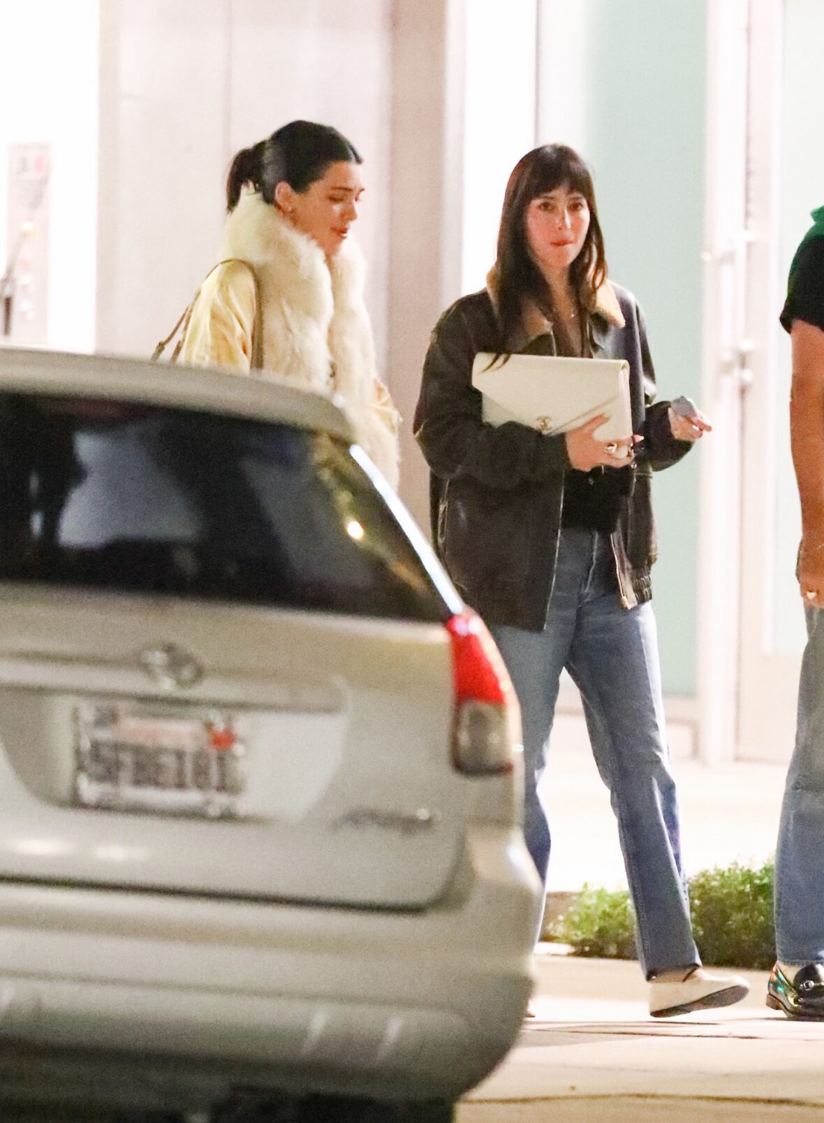 Kendall Jenner agus Dakota Johnson a’ coiseachd taobh ri taobh às deidh dinnear ann an Los Angeles air 25 Dàmhair, 2026
