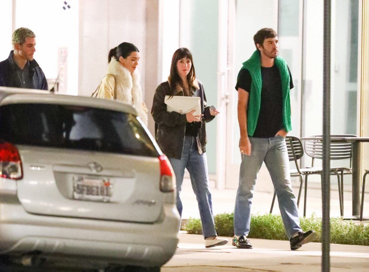Kendall Jenner agus Dakota Johnson a’ coiseachd taobh ri taobh às deidh dinnear ann an Los Angeles air 25 Dàmhair, 2026