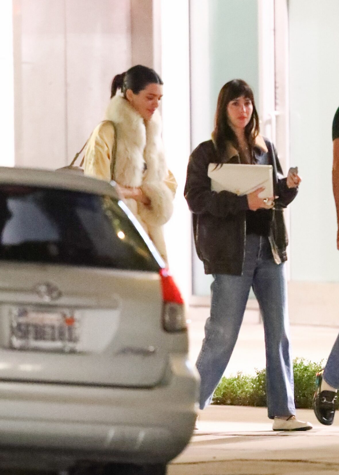 Kendall Jenner agus Dakota Johnson a’ coiseachd taobh ri taobh às deidh dinnear ann an Los Angeles air 25 Dàmhair, 2026