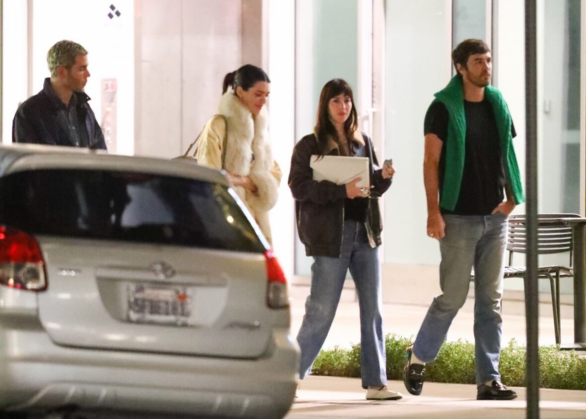 Kendall Jenner agus Dakota Johnson a’ coiseachd taobh ri taobh às deidh dinnear ann an Los Angeles air 25 Dàmhair, 2026