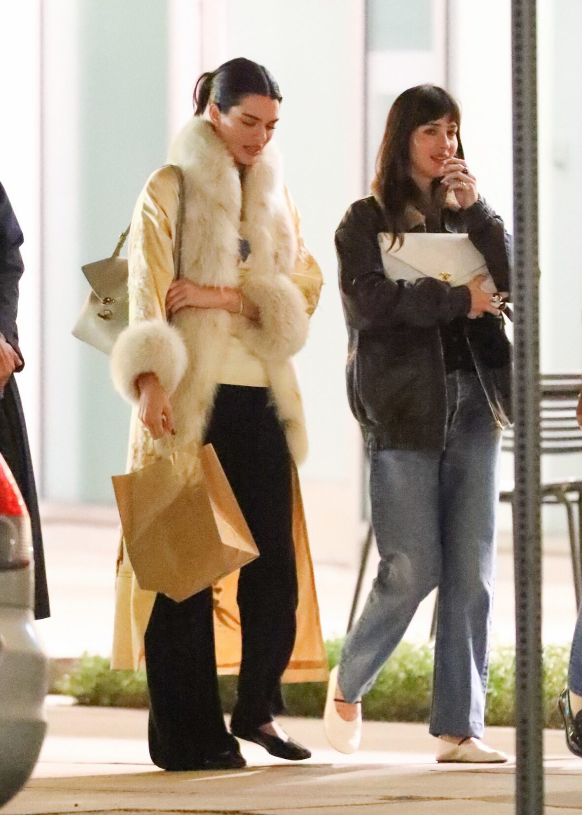 Kendall Jenner agus Dakota Johnson a’ coiseachd taobh ri taobh às deidh dinnear ann an Los Angeles air 25 Dàmhair, 2026